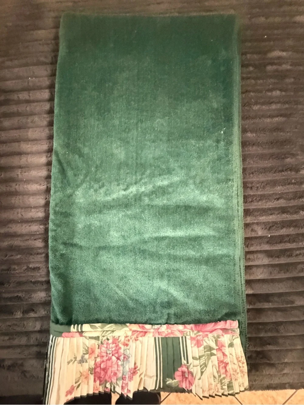 Avanti Green Bath Towel Set with Floral Pleated Trim